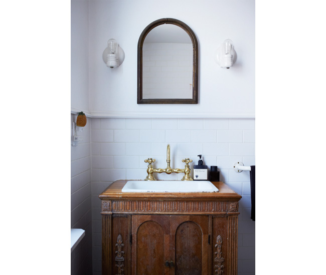 The bathroom, decorated by Kieron Marhue, has a distinct vintage vibe.