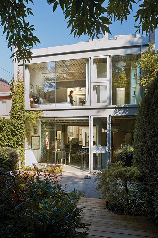 courtyard garden glass-and-steel home