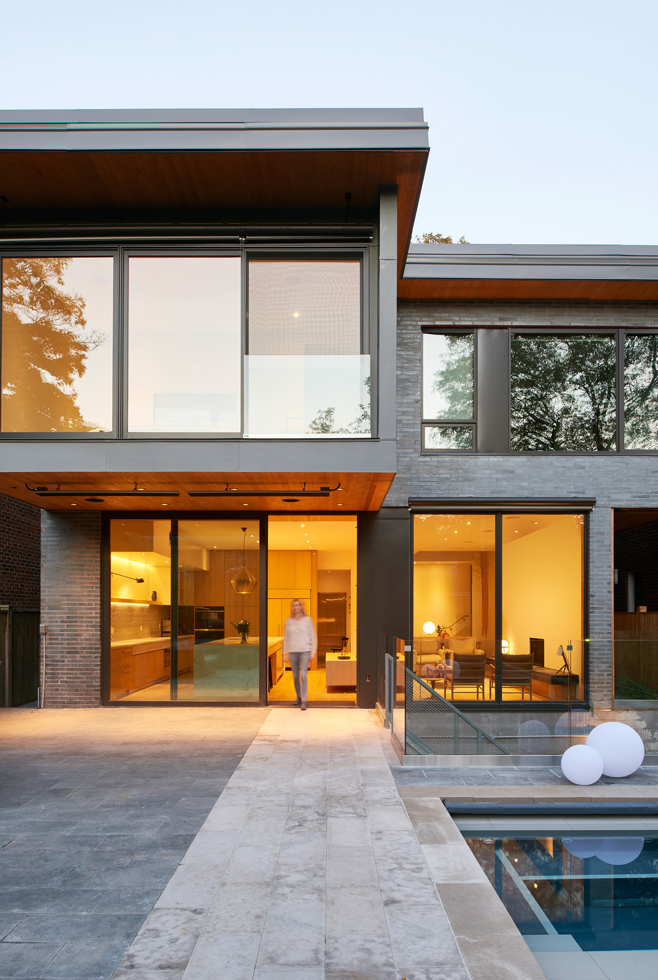 Modern home design, big sliding doors leads out to a pool - Leaside House by Arriz + Co and Altius Architecture