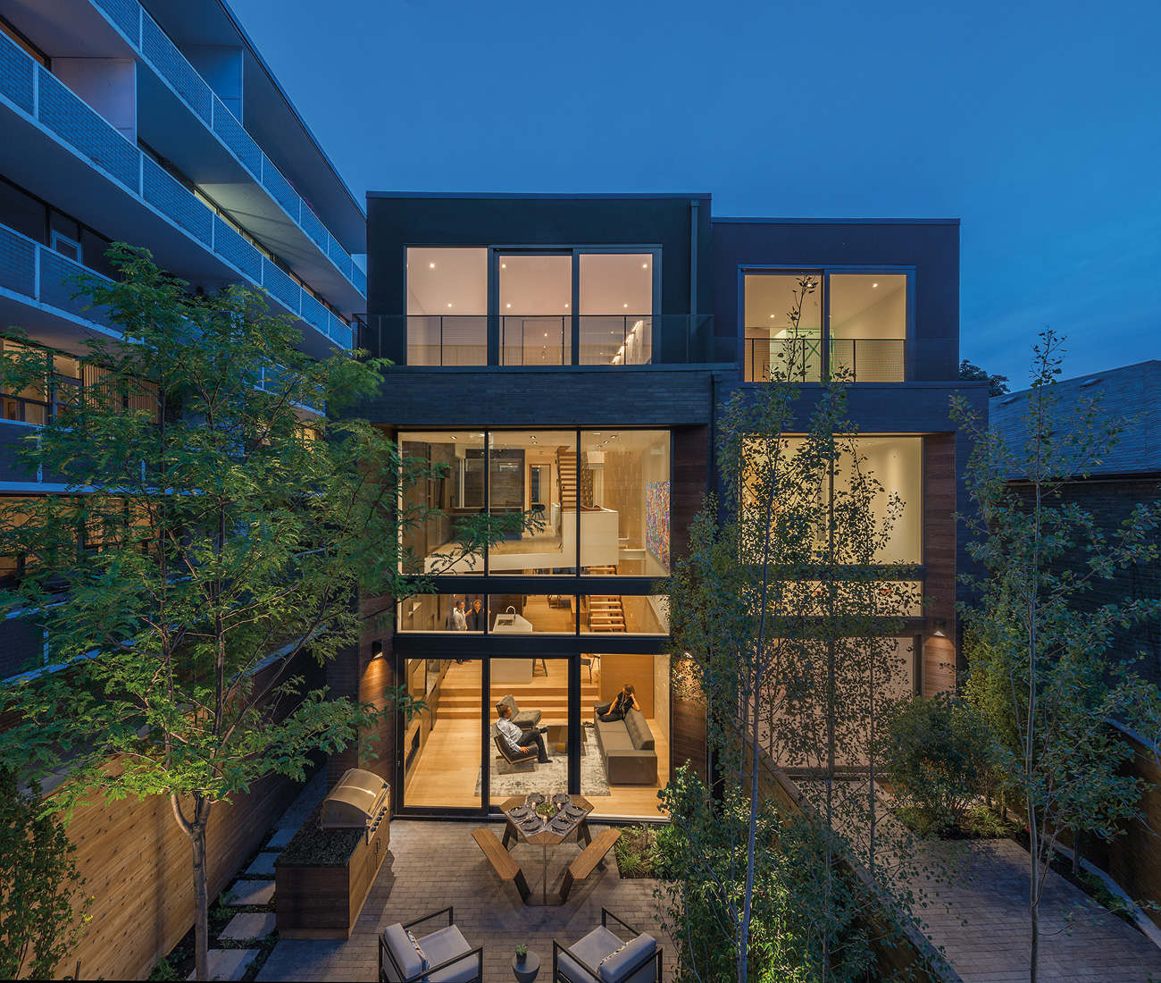 Even though Relmar House is surrounded by residential buildings, the glassed-in rear section offers enough privacy that it doesn’t need curtains.