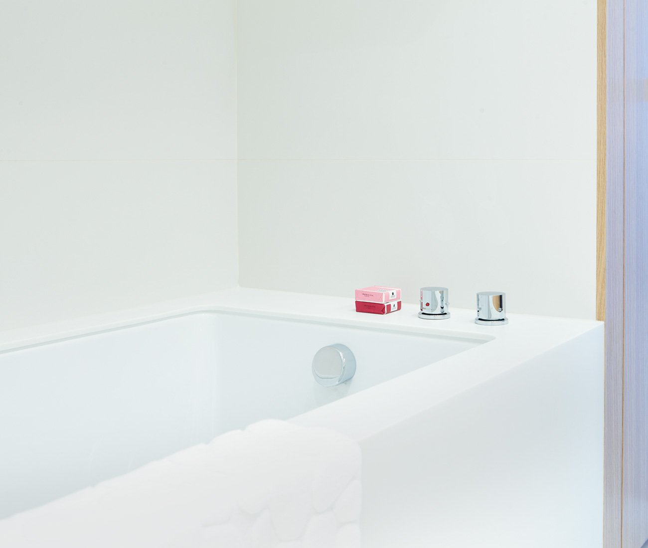 Bath tub details Roncesvalles Home