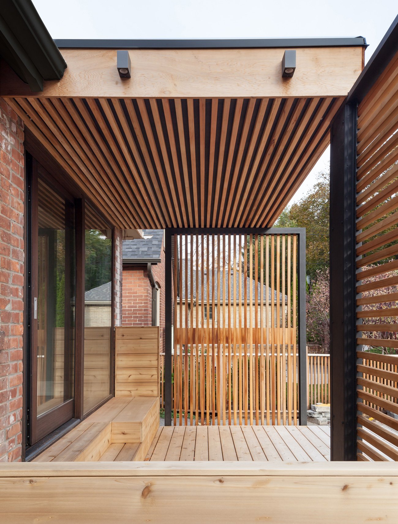 Outdoor semi-covered patio - Slatted wood