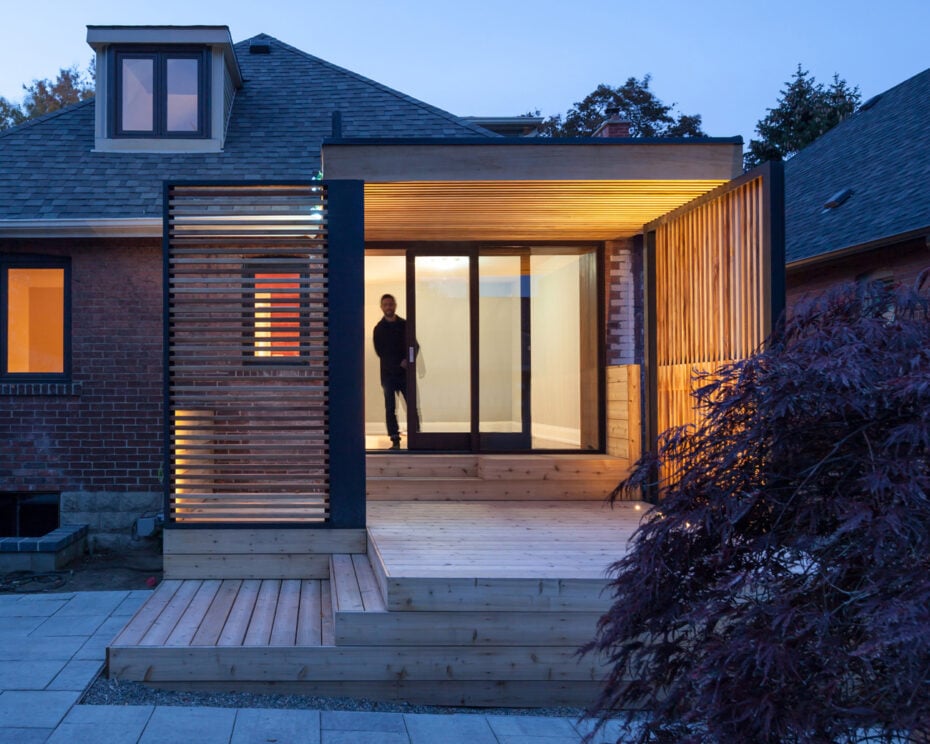 Outdoor semi-covered patio - Slatted wood