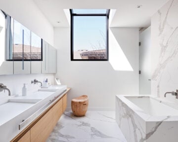 roof window bathes the master bath in sunlight. ATELIER KASTELIC BUFFEY Minimalist Bathroom design Toronto