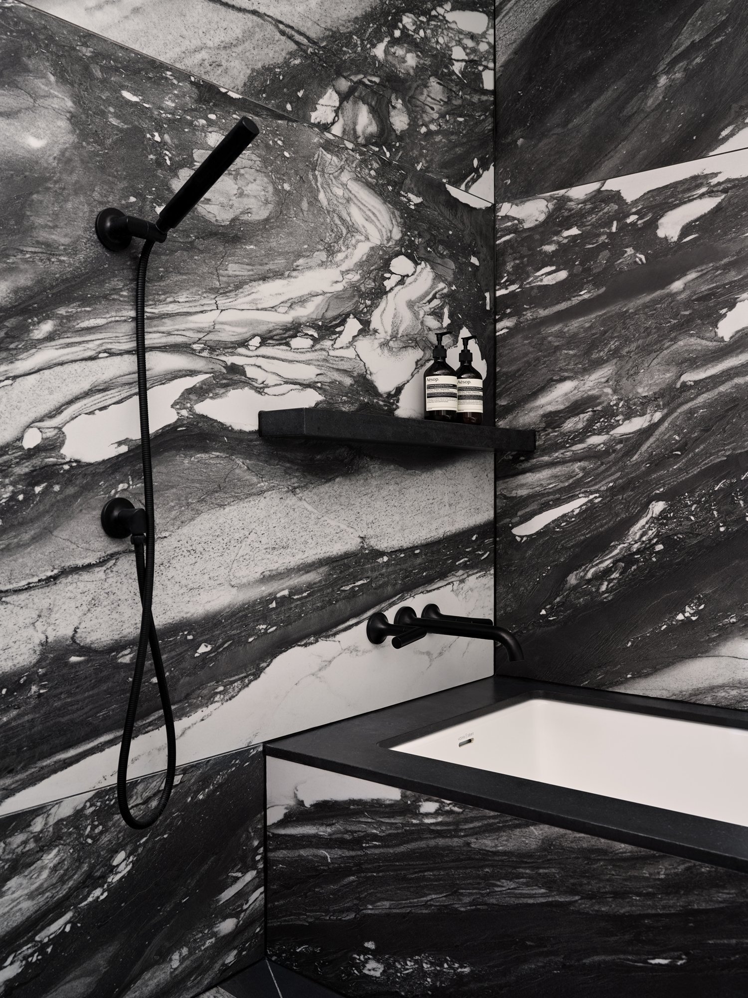 porcelain tile called Tele di Marmo in the colour "Calacatta Renoir"