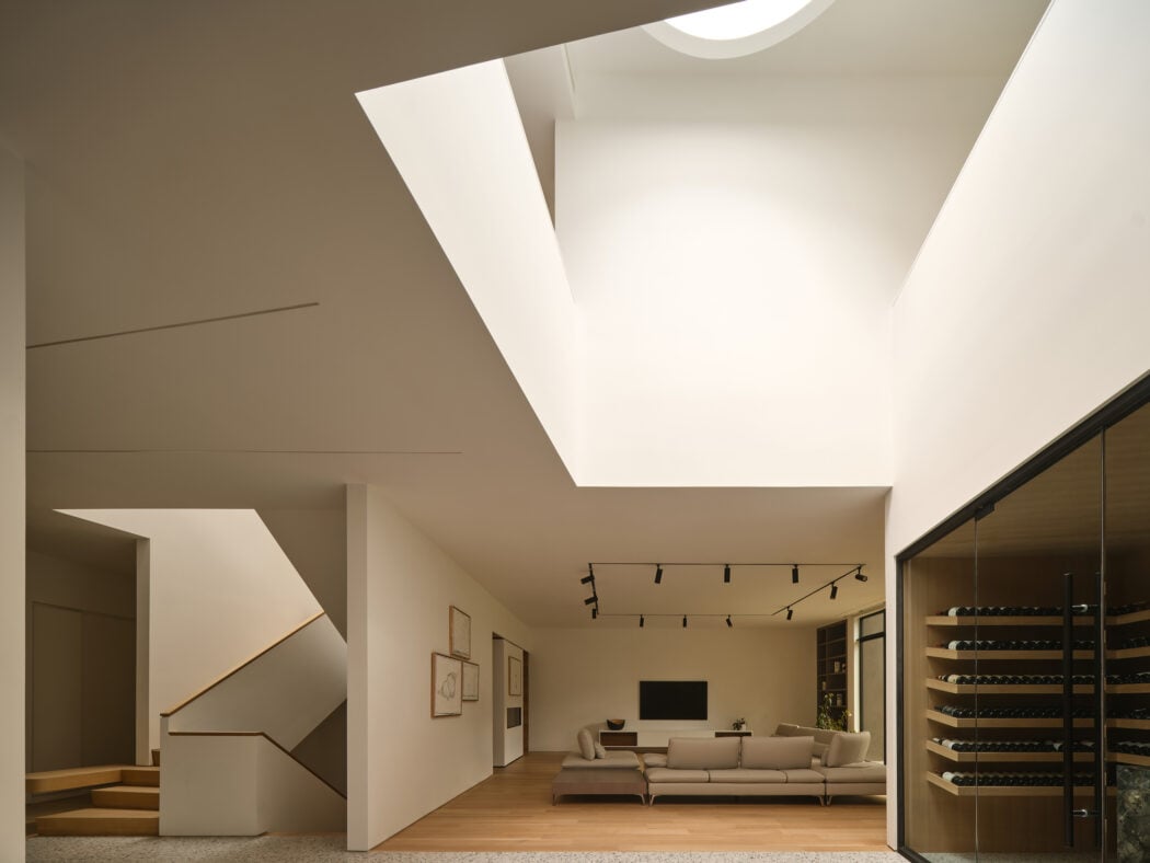 A Hoggs Hollow Home Gives Context to its Unusual Site | Designlines ...