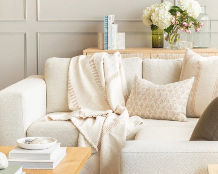 ajaco◇Cassina　East By EastwestJASMIN2 Coaster Chaviano Pearl White Sofa 505391 | Comfyco